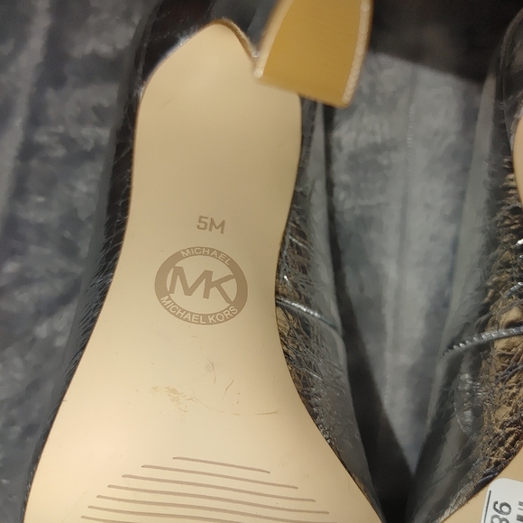 Michael Kors Silver Heels with Pointed Toe and Metallic Finish, Size 5M No Box - Picture 7 of 7